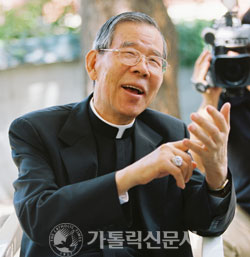 김수환 추기경 선종… 명동성당 등 전국서 애도 물결